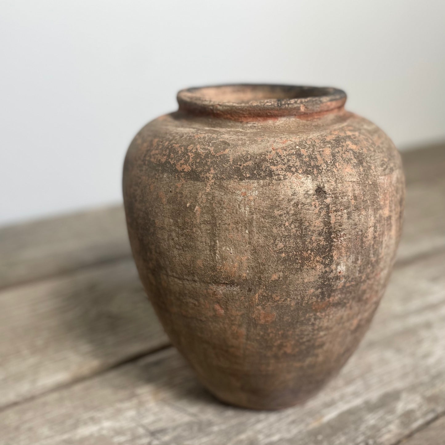 Terracotta Kalimantan, Medium